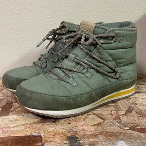 Teva puffy shoes with attached liner size 9us